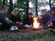 alle Teilnehmer am Lagerfeuer