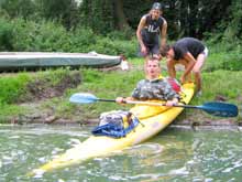 Steffen Z. wird wieder auf das Wasser geschoben.