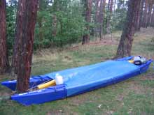 Die abgedeckten Boote im Wald.
