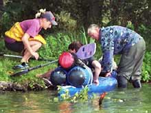 Ein polnischer Angler hilft Christine H. beim Einsteigen.