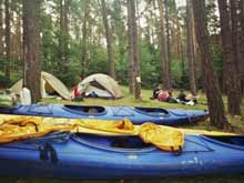 Boote, Zelte und Fr&uuml;hst&uuml;cksrunde