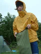 Mattis E. hat das Zelt eingepackt.