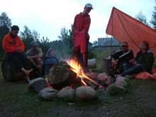 Sachen trocknen und w&auml;rmen am Feuer.