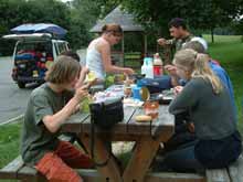 Abendessen auf einem sch&ouml;nen Rastplatz in Polen.