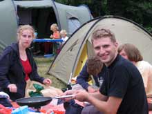 Jana W. und Dennis W. brutzeln etwas Leckeres.