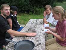 Dennis W., Mattis E., Ines E. und Jana W. am Tisch.