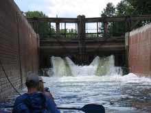 Der Wasserschwall der f&uuml;nften Schleuse in Gorczyckie Hubh&ouml;he ca. 3,5m.