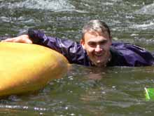 Steffen schwimmt schon wieder, aber er kann noch lachen, kein Wunder bei dem tollen Wetter.