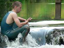 Steffen badet zwischen den Steinen, oder ist es eine besondere Form der Meditation?